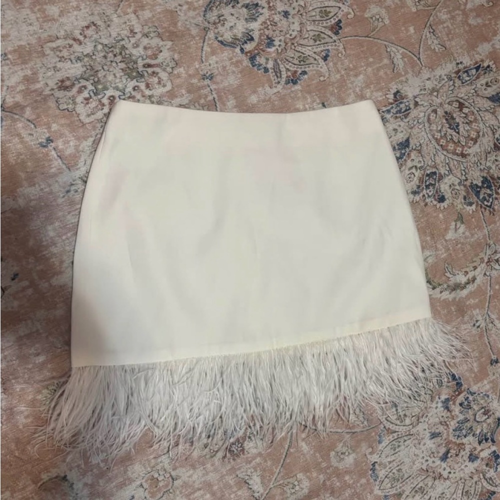 Chic Feathered Hem Mini Skirt in Cream